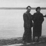 Babken Rašmadžian se svou sestrou Kuku na břehu Jeniseje, rok 1957, Jenisejsk. 