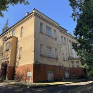 Vila v Dělostřelecké ulici na pražské Ořechovce sloužila v roce 1945 jako vyšetřovna NKVD. Sem odváděli zatčené před jejich další deportací do SSSR.