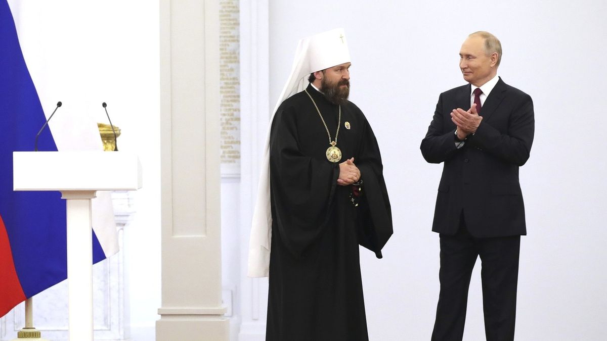 Dostal metál od Putina, teď se o vlivného kněze zajímá česká vláda