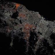 Noční fotografie argentinského Buenos Aires. (20. května)