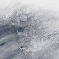 Odlehlá skupina jedenácti sopečných vrcholů na Sandwichových ostrovech uspořádaných do oblouku v jižní části Atlantského oceánu, která je bičována západními větry. (24. února)