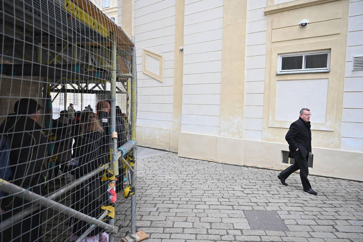 Před vstupem do Chrámu svatého Víta na Pražském hradě čekaly na poslední rozloučení s kardinálem Dominikem Dukou od rána desítky lidí.