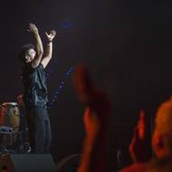 Snímek z pražského koncertu Jamieho Culluma.