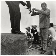 Spejbl s Hurvínkem v Americe u Niagarských vodopádů. 