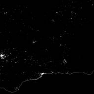 Rozsáhlý výpadek elektřiny v Andalusii na jihu Španělska, k němuž došlo 28. dubna 2025, narušil každodenní život desítek milionů lidí. Vlaky přestaly jezdit, nemocnice byly odkázány na generátory a telefonní a internetové připojení selhalo. Takto vypadal poloostrov z vesmíru. 