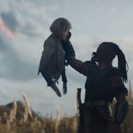 Elle Fanning jako Thia a Dimitrius Schuster-Koloamatangi coby Dek.