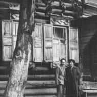 Babken Rašmadžian se svou sestrou Kuku před domem, ve kterém pracoval jako fotograf, rok 1957, Jenisejsk. 