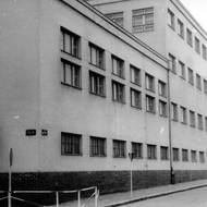 Základní škola v Kravařích na Hlučínsku, kterou ve 30. letech projektoval Babken Rašmadžian, rok 1979.