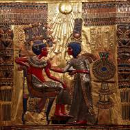 Detail zlatého trůnu krále Tutanchamona během prvního dne otevření muzea pro návštěvníky, 4. listopadu.