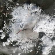 Probíhající erupce a tekoucí láva na zasněženém svahu sicilské sopky Etna. (13. února)