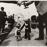 Spejbl s Hurvínkem v Indii u Taj Mahalu.