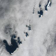 Vítr vanoucí přes Kurilské ostrovy mezi severním Japonskem a ruským poloostrovem Kamčatka. (14. dubna)