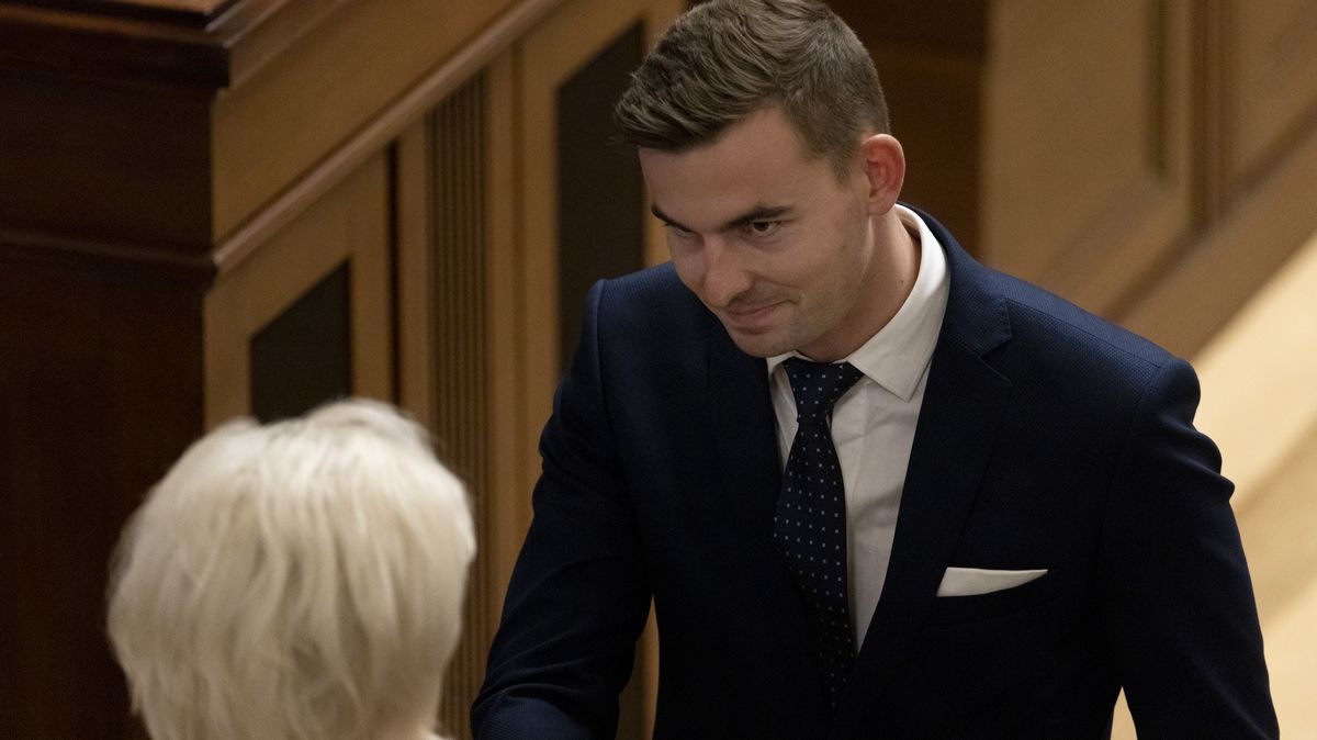 Koaliční poslanci chtějí zrušit služební zákon. Pro snadnější vyhazovy úředníků