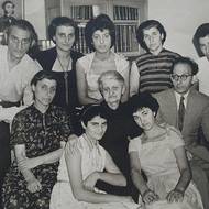 Babken Rašmadžian vpravo uprostřed na návštěvě u svých arménských příbuzných v Jerevanu, 1960.
