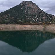 „Musíme být připraveni na nejhorší možný scénář. Může sněžit, může pršet, ale naděje není strategie,“ řekl premiér Kyriakos Mitsotakis. Odkázal tak na sucho posledních let a zhoršující se klimatické podmínky. (Letecký snímek přehrady a ruin potopené vesnice Kallio ve Fokidě v Řecku, 2. listopadu.)