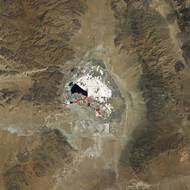 Evaporitové minerály z jezera Searles, které mají podobnosti s minerály nalezenými na asteroidu Bennu. (3. února)