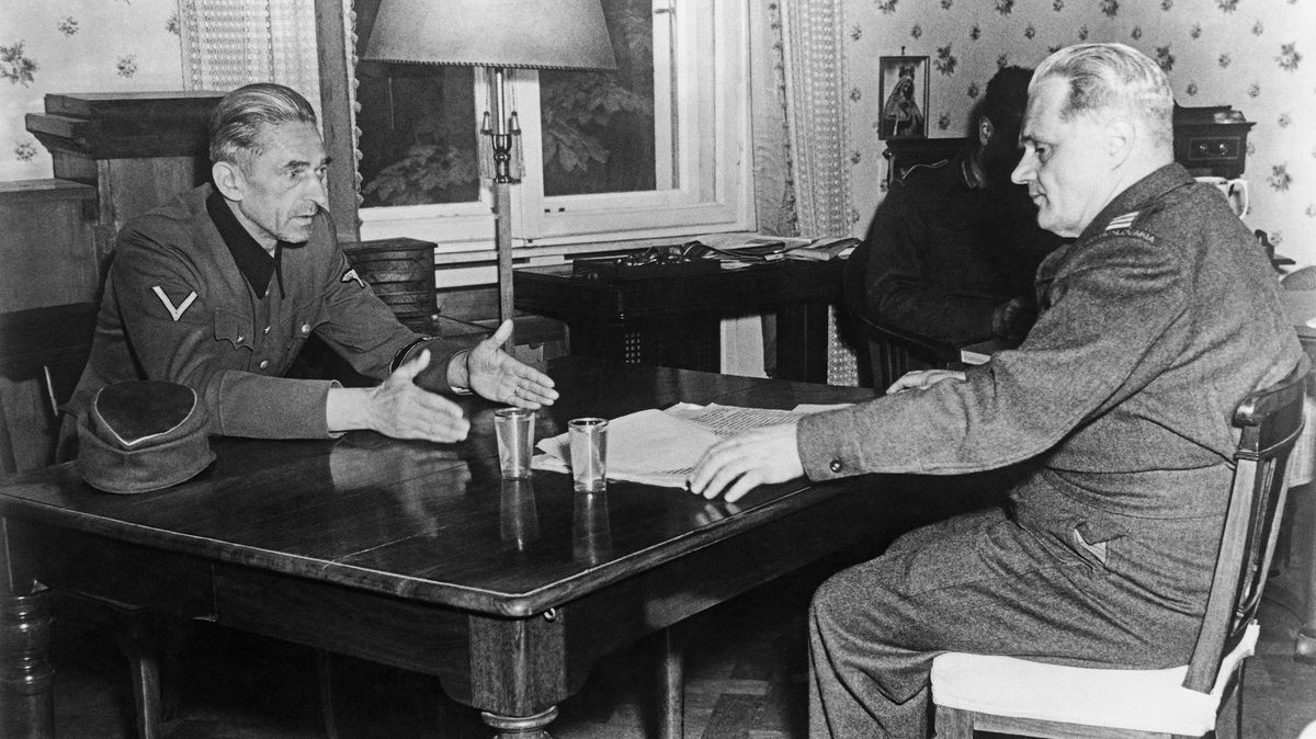 Klíčový muž procesu s nacisty: Vyslýchal Franka i Göringa, doma po něm šla StB