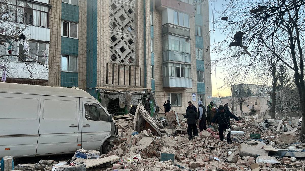 Obrazem: Masivní ruský útok zabíjel na západě Ukrajiny, zasáhl obytné budovy