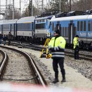 „Kriminalisté budou provádět výslechy zúčastněných osob, probíhá také ohledání místa nehody. Informace následně budou vyhodnocovat a na základě nich stanoví příčinu nehody,“ řekla mluvčí policie Štěpánka Schwarzová.