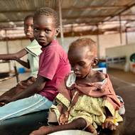 Téměř všechny děti, které se sem dostávají z obsazeného Fáširu, trpí podvýživou.