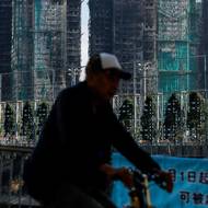 Předběžné vyšetřování podle agentur naznačuje, že ochranné sítě kolem bambusového lešení, které obklopovalo bytový komplex procházející rekonstrukcí, nesplňovaly bezpečnostní normy.