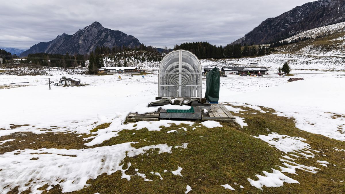Z Alp překotně mizí sníh i led. Ale lyžovat se bude, dokud to lidé zaplatí