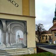 Iluzorní mural na jednom z domů poblíž kostela.