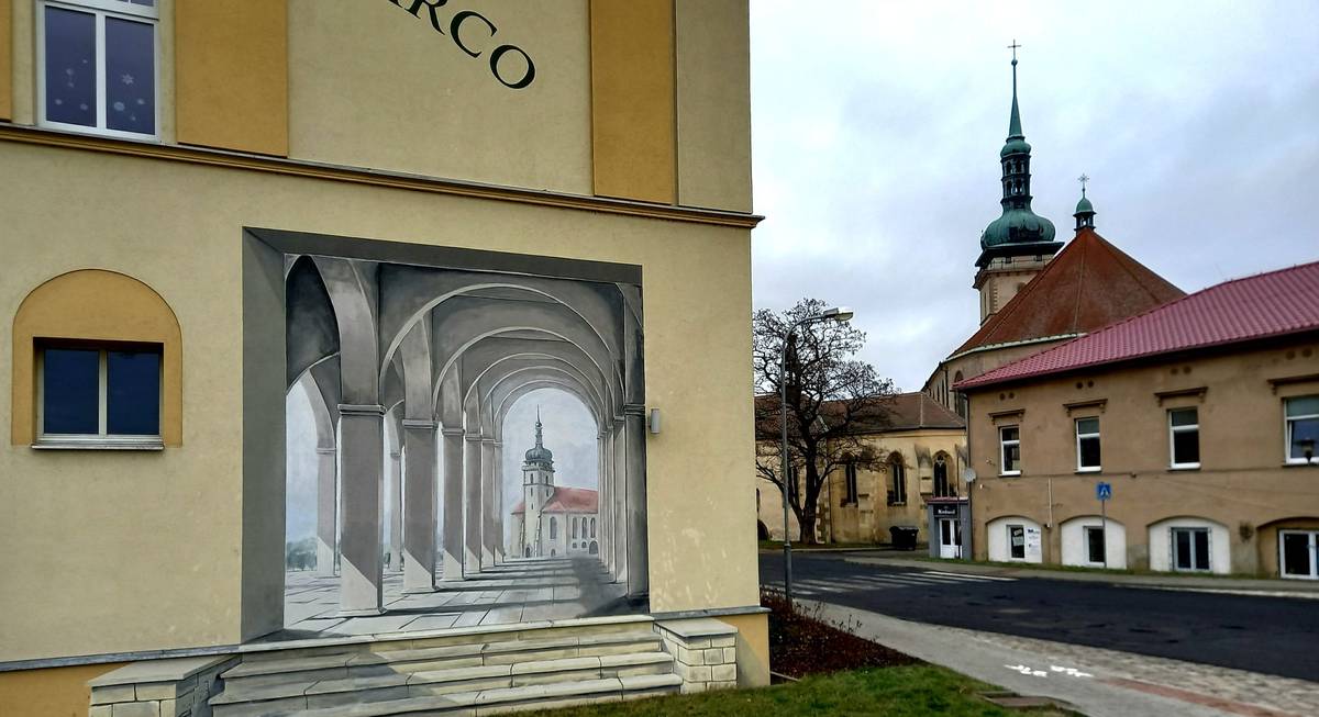Iluzorní mural na jednom z domů poblíž kostela.