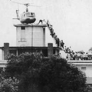 Slavná fotografie z 30. dubna 1975. Zatímco komunistické jednotky vstupovaly do Saigonu a blížily se k prezidentskému paláci a americkému velvyslanectví, poslední americká helikoptéra evakuovala poslední lidi. Snímek pořídil fotograf agentury UPI Hubert van Es. Mnoho lidí se mylně domnívá, že jde o střechu amerického velvyslanectví. Ve skutečnosti jde o dům, kde bydleli zaměstnanci agentury USAID a zástupce šéfa saigonské pobočky CIA. 