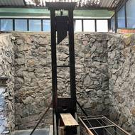 Muzeum vystavuje také jednu památku na období francouzské koloniální vlády - gilotinu. Popravčí nástroj používal také Jižní Vietnam, ten na fotografii naposledy připravil odsouzeného o život v roce 1960.