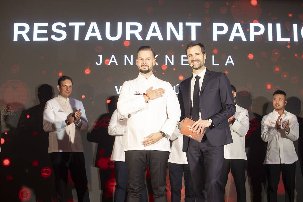 První českou restaurací se dvěma michelinskými hvězdami je Restaurant Papilio, kde je šéfkuchařem Jan Knedla.
