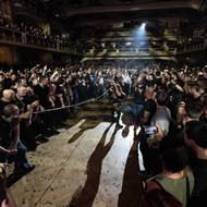 Skupina vykrystalizovala koncem 90. let minulého století z několika spřátelených souborů z Prahy a Loun, debutovou desku vydala roku 2004.