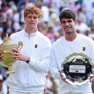 Hvězdy, které zapalují tenis! Rivalita Jannika Sinnera z Itálie (vlevo) a Španěla Carlose Alcaraze může být motorem sportu ještě několik let. Ve Wimbledonu, ze kterého je snímek, vyhrál finále Sinner. French Open a US Open Alzaraz. Sinner si připsal výhru v Austrálii, jen uspěl proti Zverevovi.