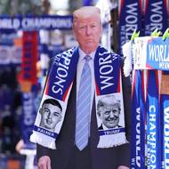 Mistrovství světa fotbalových klubů vyhrála Chelsea. Velkou roli ale sehrál prezident USA Donald Trump, po předávání trofeje nechtěl jít dolů z pódia a zůstal na týmových fotkách s hráči. V Londýně toho okamžitě využili a začali vyrábět šály s hvězdou týmu Colem Palmerem a Trumpem. Dobře posloužily i figuríny amerického prezidenta