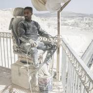 Válka v Gaze, vyvolaná útokem teroristického hnutí Hamás na Izrael v říjnu 2023, zasadila těžkou ránu palestinské ekonomice, která již tak byla ve špatném stavu. Izrael v odvetě za brutální útok začal zpřísňovat pravidla i pro Palestince na Západním břehu.

(Muž ovládá drtič kamene v jeruzalémském kamenolomu v Beit Fajar, 10. listopadu.)