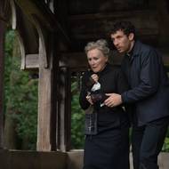 Glenn Close v roli Marthy a Josh O’Connor jako Jud.