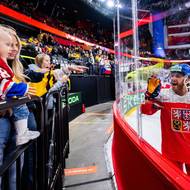 Na mistrovství světa dorazil znovu David Pastrňák. Těšil se, jak se ve Stockholmu potká s manželkou i malou dcerkou. Jen si před nimi zahrál jen jeden zápas. Česko padlo se Švédy ve čtvrtfinále a turnaj skončil, šampionát vyhrály Spojené státy.