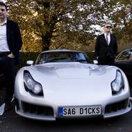 Nový poslanec Filip Turek, kandidát Motoristů na ministra, jenž čelí několika kauzám, slavil soukromě své 40. narozeniny se členy Jaguar clubu a Motoristů sobě. (18. října)