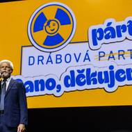  Loučení s Danou Drábovou. „Když jsem sledoval její vyjádření k různým životním situacím a v poslední době především k válce na Ukrajině, ale i k některým domácím záležitostem, tak jsem oceňoval, jak dokázala být vždycky úsporná, ale naprosto trefná. A i když někdy použila nějaké silné slovo, tak vždycky sedělo naprosto přesně a nikdy u toho nepřestala být dámou,“ řekl v úvodním proslovu Petr Pavel. (23. října)