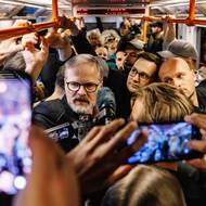 Petr Fiala zamířil na finále kampaně do Prahy, kde měla v minulých volbách koalice Spolu rekordní podporu. K přesunu v rámci předvolební akce využil městskou hromadnou dopravu. (29. září)