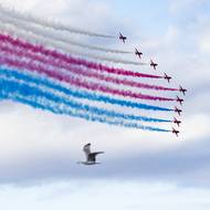 Nad Prahou přeletěla formace dvou českých stíhaček JAS-39 Gripen a devíti britských proudových letounů BAE Hawk T1 z akrobatické skupiny Red Arrows britského Královského letectva (RAF). Společný průlet nad centrem hlavního města s barevnými kouřovými efekty se konal u příležitosti Dne vzdušných sil české armády a 80. výročí konce druhé světové války. (18. září)