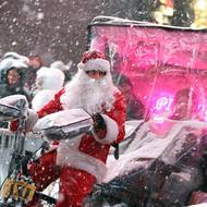 Times Square pokryl sníh, odklízeli jej městští pracovníci s lopatami.