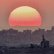 Slunce zapadá nad Gazou, pohled z izraelské strany hranice. (28. července)