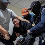 Agenti americké imigrační a celní služby (ICE) a federální úředníci zadržují migranta, který vychází z jednání u imigračního soudu na Manhattanu. (New York, 27. října)