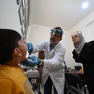 Jedinou skutečnou pomoc poskytuje tým charitativní organizace Lékaři bez hranic, který se zavázal provozovat jediné zdravotnické centrum do konce roku. Na snímku ošetřuje pacienta lékař Husám Džamús, který se vrátil do Daraji, a téměř ji nepoznal. 