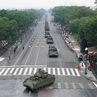 Bojová vozidla Bradley během přehlídky k 250. výročí založení armády. Přehlídka se konala v den 79. narozenin Donalda Trumpa, zapojilo se do ní na 6600 vojáků a několik stovek kusů techniky. (Washington, 14. června)