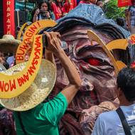 Vadí jim, že o jejich budoucnosti rozhodují často zkorumpované elity, které jsou odtržené od reality a nezáleží jim na problémech běžných lidí. (Demonstranti ničí figurínu představující filipínského prezidenta Ferdinanda Marcose Jr. na znamení svého hněvu během demonstrace proti korupci v Manile, 21. října.)