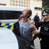 Například v srpnu 2021 tak čelil Babiš ve svých domovských Průhonicích atakům demonstrantů, kteří na něj házeli i vejce. Nelíbila se jim proticovidová opatření.