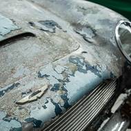 Raritní Aston Martin DB5 před renovací a po ní. Cena vzrostla tisíckrát.