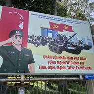 V Severním Vietnamu vládli od rozdělení země v roce 1954 komunisté v čele s Ho Či Minem, Jižní Vietnam byl spojencem Spojených států. Na jihu působili komunističtí partyzáni, známí jako Vietkong, kteří usilovali o svržení režimu v Saigonu. Válka trvala do 30. dubna 1975, kdy hlavní město jihu padlo.